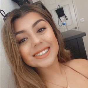 Meet your Posher, Elissa